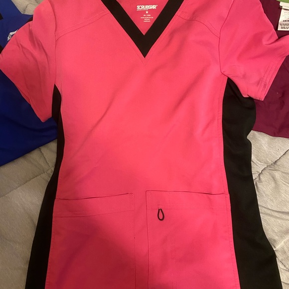 lot of scrub tops - Picture 5 of 8